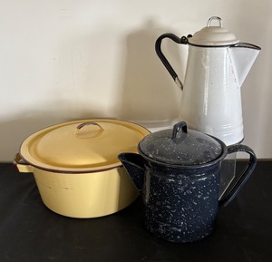 lot 170 image: Lot of 3 Vintage Enamel Ware Pieces - Coffee Pot, Stock Pot, and Blue Speckled Pitcher