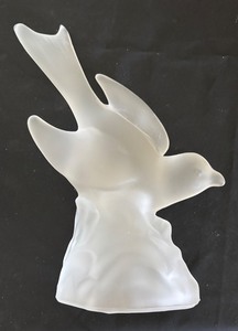 lot 187 image: Frosted Glass Bird Figurine