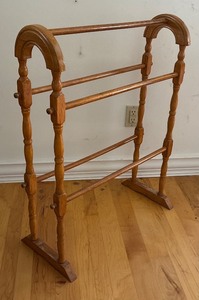 lot 289 image: Vintage Wooden Quilt Stand