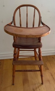 lot 291 image: Vintage Wooden Highchair with Tray and Spindle Back