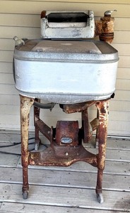 lot 322 image: Vintage Maytag Wringer Washer