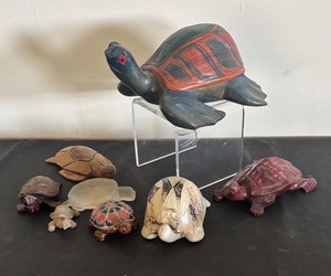 lot 240 image: Collection of 8 Turtle Figurines Assorted Materials and Styles