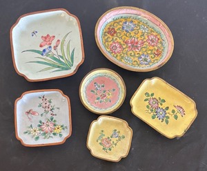 lot 243 image: Set of 6 Petite Vintage Enamel Dishes with Floral Designs