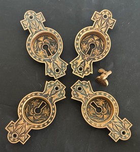 lot 246 image: Set of 4 Brass Victorian-Style Keyhole Escutcheons with Ornate Key