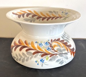 lot 252 image: Vintage Porcelain Spittoon with Hand-Painted Floral Design