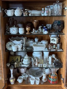 lot 283 image: Vintage Porcelain, Glass, and Ceramic Decor Collection