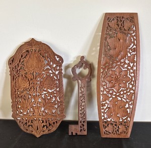 lot 284 image: Set of 3 Hand-Carved Wooden Wall Plaques and Key Decor