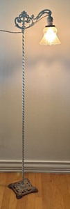 lot 223 image: Vintage Bridge Floor Lamp with Ornate Glass Shade