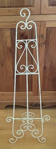 lot 226 image: White Decorative Metal Easel Stand