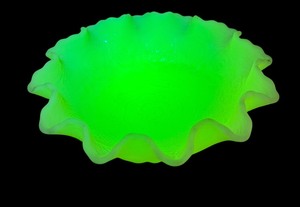 lot 109 image: Vintage Fenton Uranium Glass Custard Bowl with Ruffled Edge