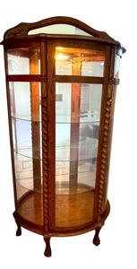 lot 16 image: Vintage Oak Curio Cabinet with Etched Glass and Wood Detailing