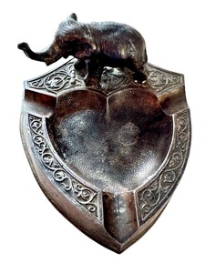 lot 28 image: Vintage Cast Metal Elephant Ashtray
