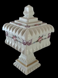 lot 85 image: Vintage Westmoreland Milk Glass Decorated Wedding Box Bridal Box Roses and Bows