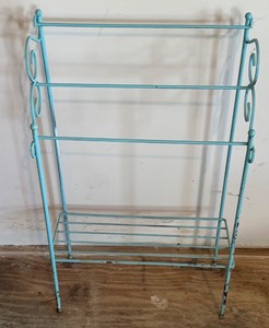 lot 212 image: Childs Metal Blanket or Quilt Holder, Light Blue