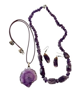 lot 278 image: Amethyst Jewelry Set with Beaded Necklace, Slice Pendant, and Earrings