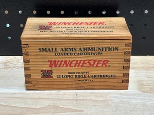lot 11 image: Winchester Small Wooden .22 Caliber Box