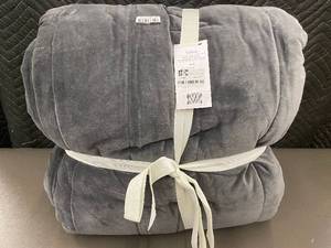 lot 10 image: Velvet FullQueen Quilt with Cotton Shell in Gray