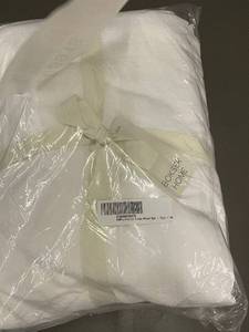 lot 73 image: BIOSER HOME 100% French Linen Full Sheet Set with Stains
