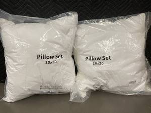 lot 74 image: Set of 4 Down Alternative Throw Pillow Inserts 20x20 Inch White
