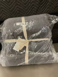 lot 96 image: Luxury Velvet Channel Stitched Quilt FullQueen Slate