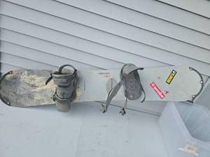lot 26 image: dynastar snowboard