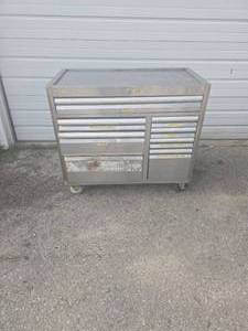 lot 62 image: tool box