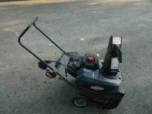 lot 3 image: briggs and straton sinlge stage snow blower