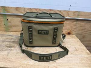 lot 20 image: Yeti Hopper Flip Soft Cooler