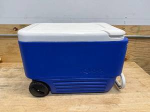 lot 205 image: IGLOO Wheelie Cool Cooler Blue