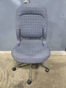 lot 7 image: Upholstered Swivel Office Chair with Caster Wheels
