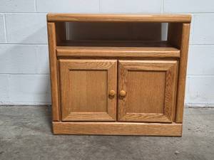 lot 9 image: Oak TV Stand with Dual Cabinet Doors and Open Shelf 24x27x16 in