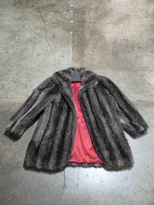 lot 56 image: Carol Horn Captivity Real Fur Coat Size 8 Made in USA
