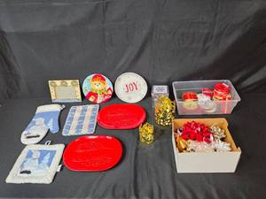 lot 62 image: Large Lot of Holiday Kitchenware and Gift Wrap Supplies