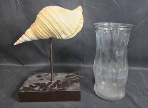 lot 76 image: Decorative Conch Shell on Stand and Glass Vase Set