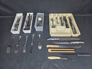 lot 84 image: Large Collection of Mixed Flatware and Kitchen Knives