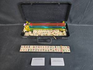 lot 129 image: Vintage American Mahjong Game Set with Case and Racks