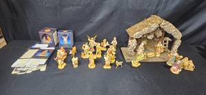lot 197 image: Large Nativity Scene Set with 15 Figurines and Manger