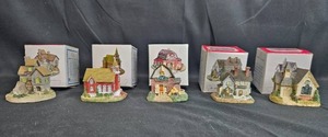 lot 230 image: Set of 5 Cottages Miniature Collectible Houses with Boxes - Americana Collection