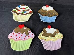 lot 239 image: Set of 4 Boston Warehouse Cupcake Shaped Ceramic Plates
