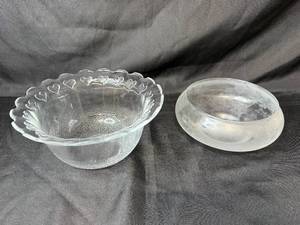 lot 243 image: Pair of Decorative Clear Glass Bowls