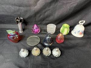 lot 248 image: Collection of Decorative Glass, Metal, and Porcelain Tabletop Items - S & Ps