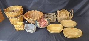 lot 289 image: Collection of Assorted Wicker and Woven Baskets
