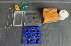 lot 338 image: Assorted Kitchen Decor and Accessories Collection