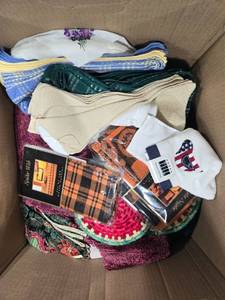 lot 367 image: Assorted Lot of Kitchen and Table Linens, Placemats, and Pot Holders