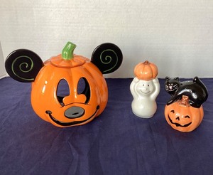 lot 13 image: Disney Happy Halloween Jack-o-Lantern  Halloween Salt & Pepper Shakers