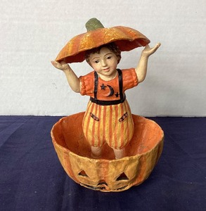 lot 51 image: Bethany Lowe Halloween Hide-N-Seek Figure