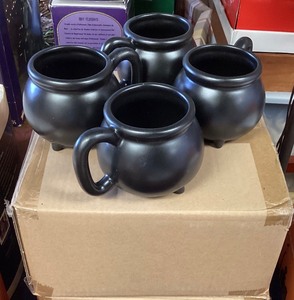 lot 102 image: Set of 8 Williams Sonoma Footed Mugs