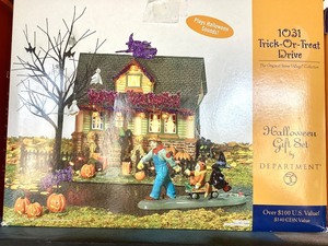 lot 117 image: Dept. 56 Halloween 1031 Trick-or-Treat Drive