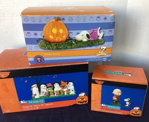 lot 126 image: Dept. 56 Peanuts Halloween Sneaky Snoopy and Best Pals