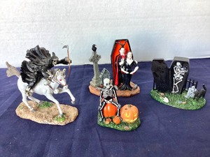 lot 134 image: Lemax Spooky Town Group of Small Accessories